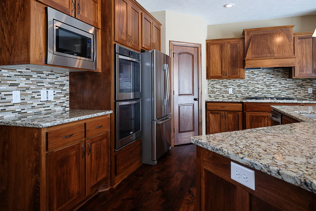 Eat-in kitchen - mid-sized eat-in kitchen idea in Minneapolis with an island
