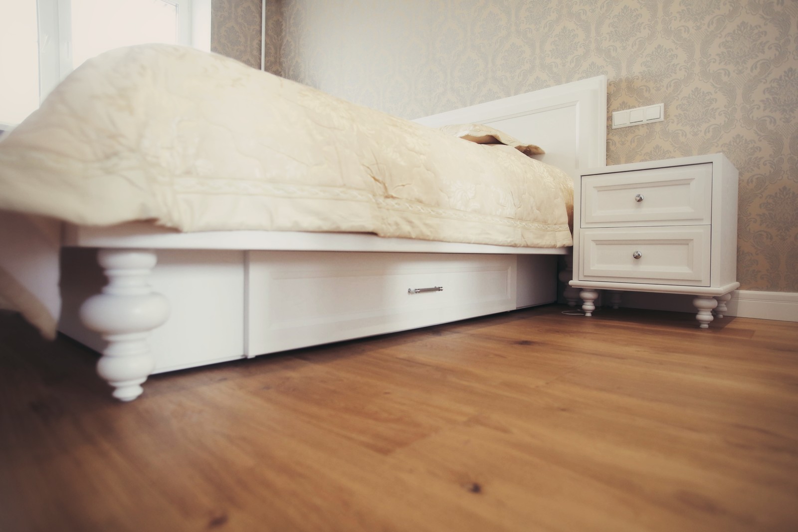 Белая мебель в стиле неоклассика.