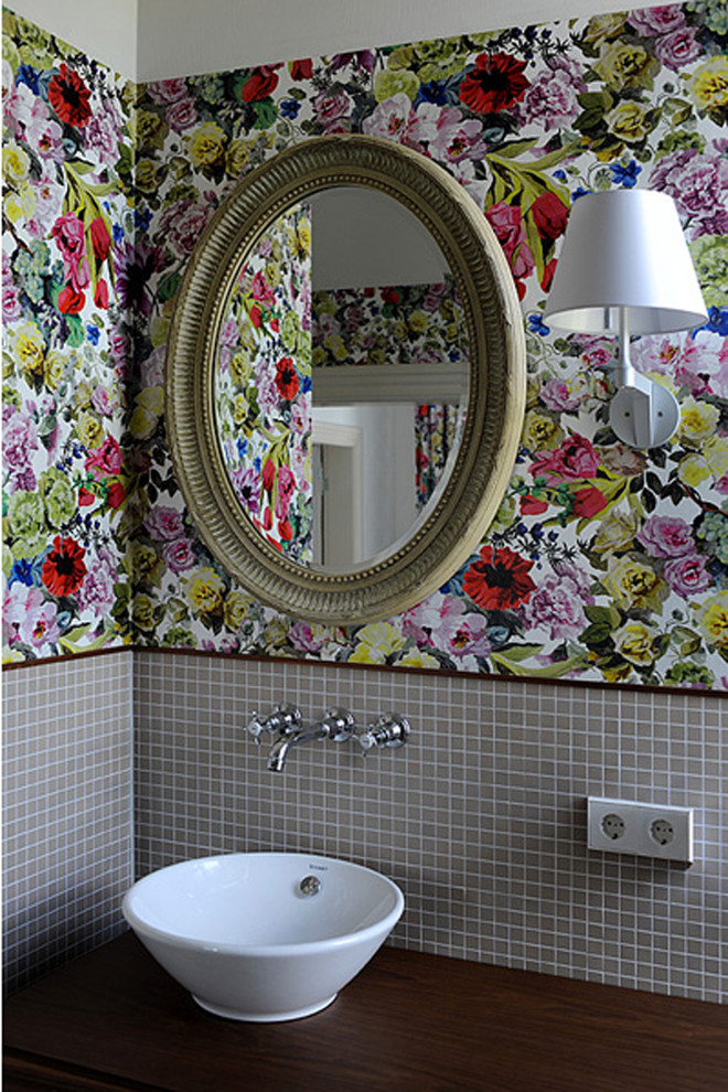 Badezimmer With grauen Fliesen, Mosaikfliesen, bunten Wänden, Aufsatzwaschbecken and Waschtisch aus Holz in Berlin