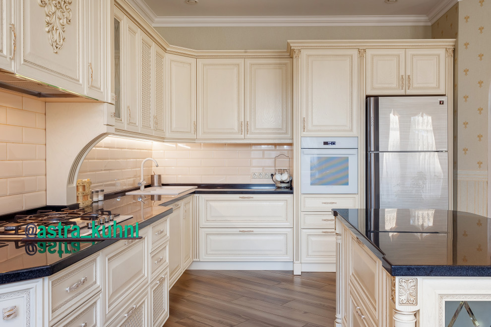 Кухня с порталом в частный дом г. Краснодар и массива ясеня