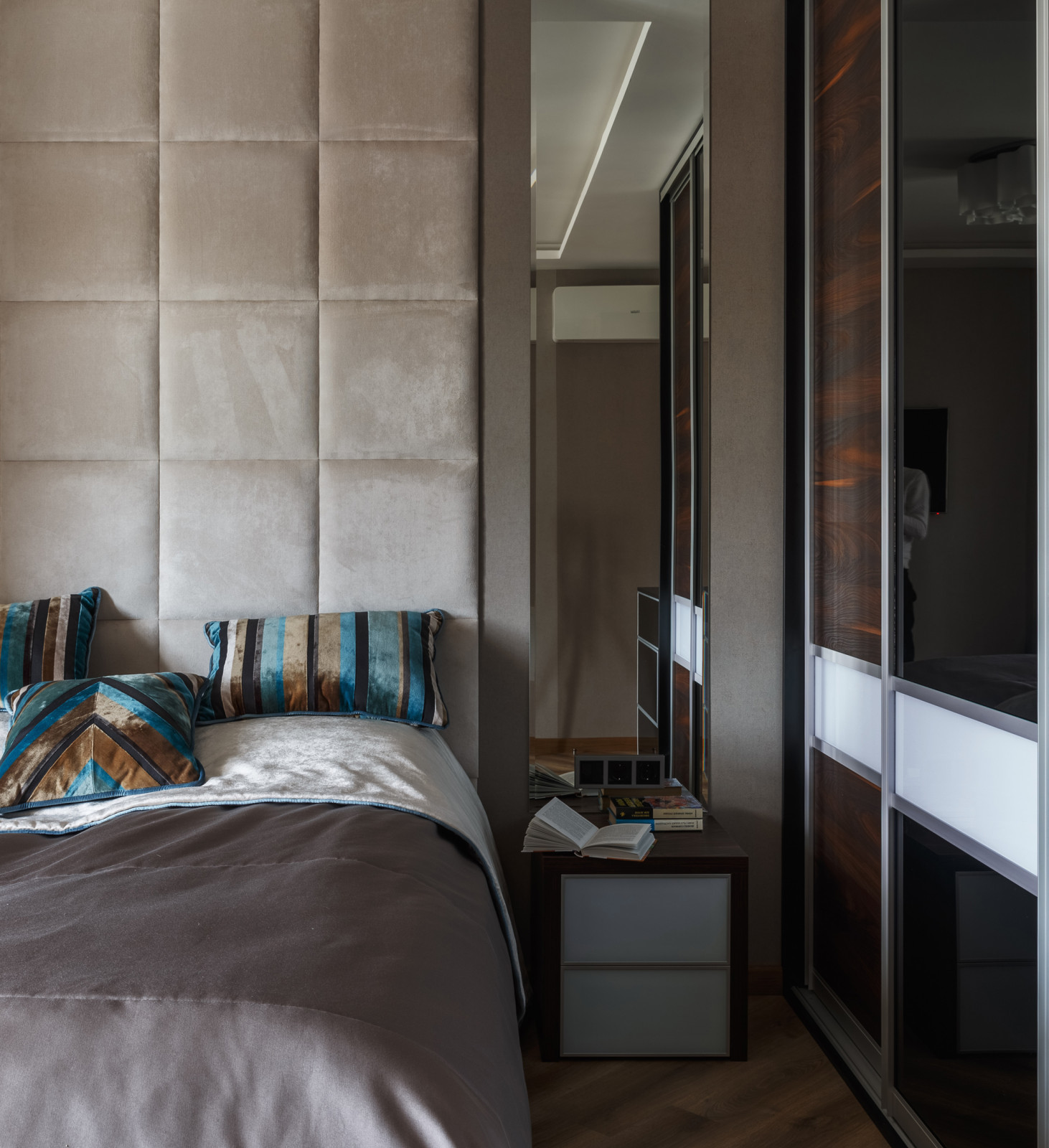 Спальня в оттенках крема и шоколада