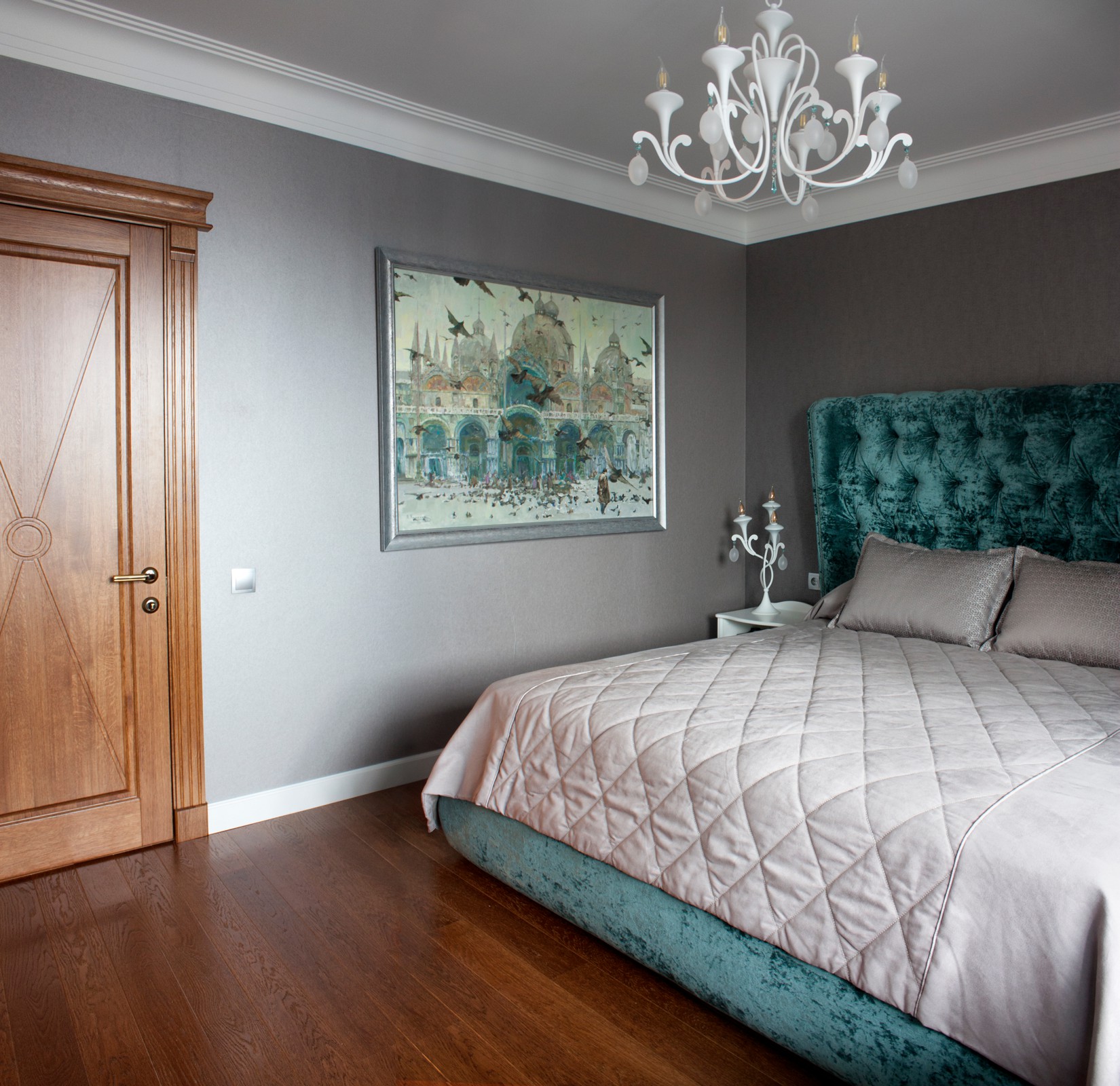 Яркая история.