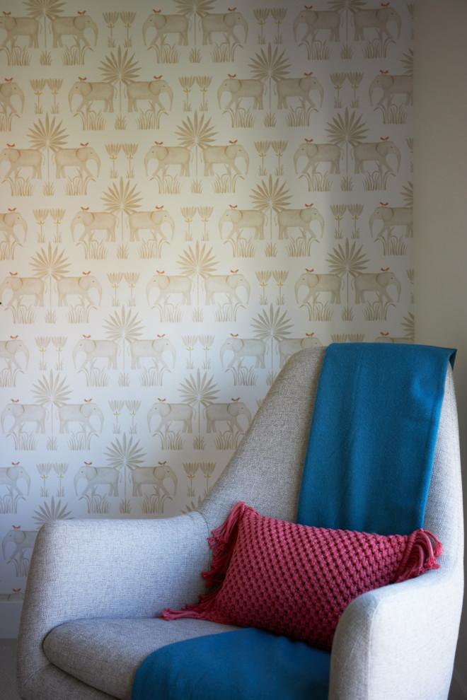 Réalisation d'une chambre de bébé fille vintage avec un mur beige, moquette et du papier peint.