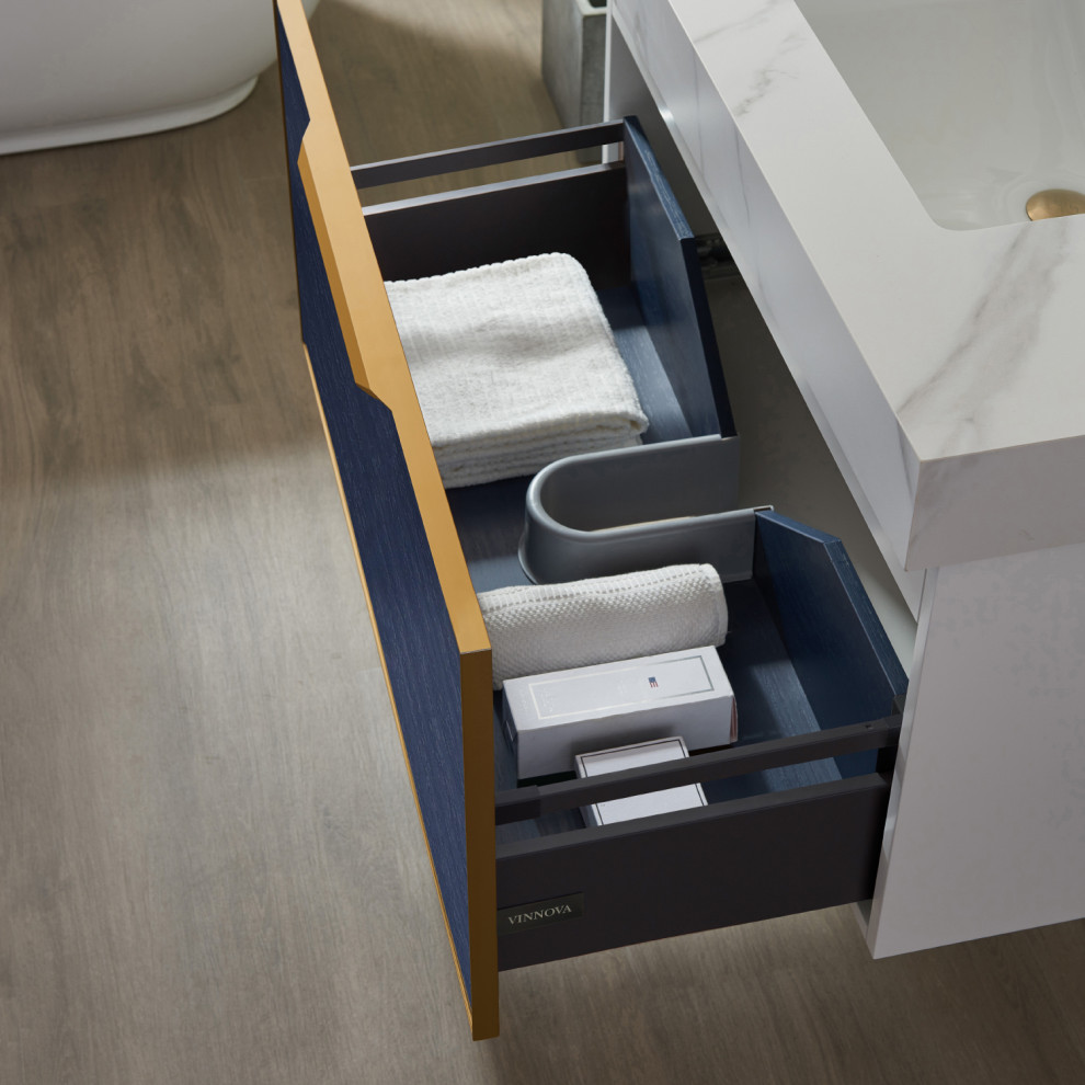 Modelo de cuarto de baño principal, único y flotante minimalista de tamaño medio con armarios con paneles lisos, puertas de armario azules, lavabo bajoencimera, encimera de cuarzo compacto y encimeras blancas