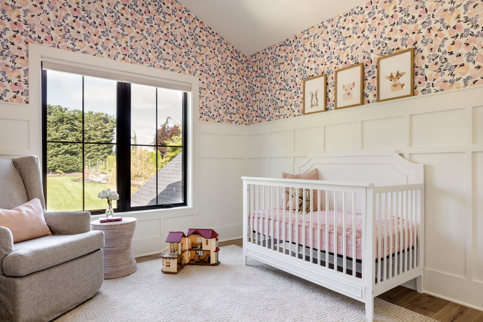 Cette photo montre une chambre de bébé neutre tendance de taille moyenne avec un mur multicolore et un sol en bois brun.