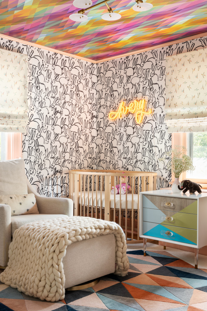 Foto di una cameretta per neonati neutra boho chic di medie dimensioni con pareti bianche, parquet chiaro, pavimento marrone, soffitto in carta da parati e carta da parati