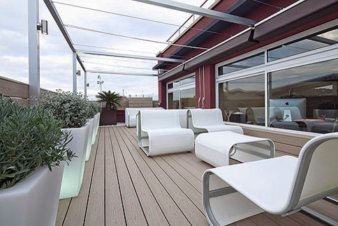 Design ideas for a contemporary deck in Barcelona.