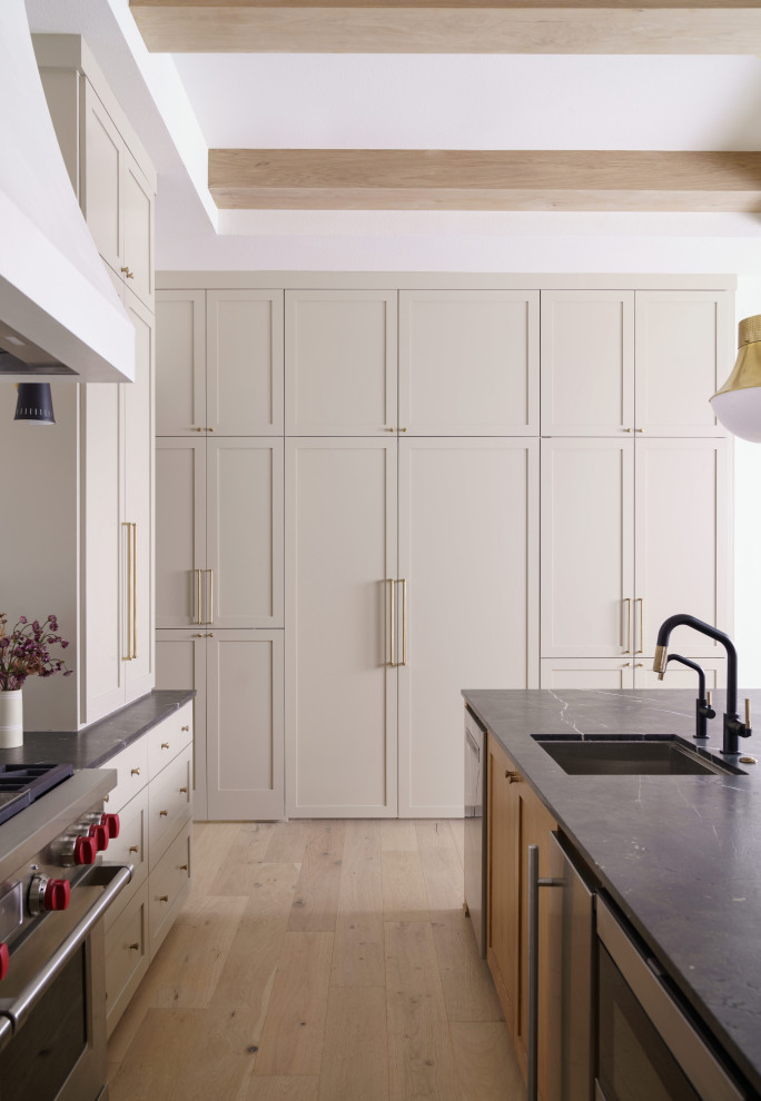 Transitional kitchen photo in Austin
