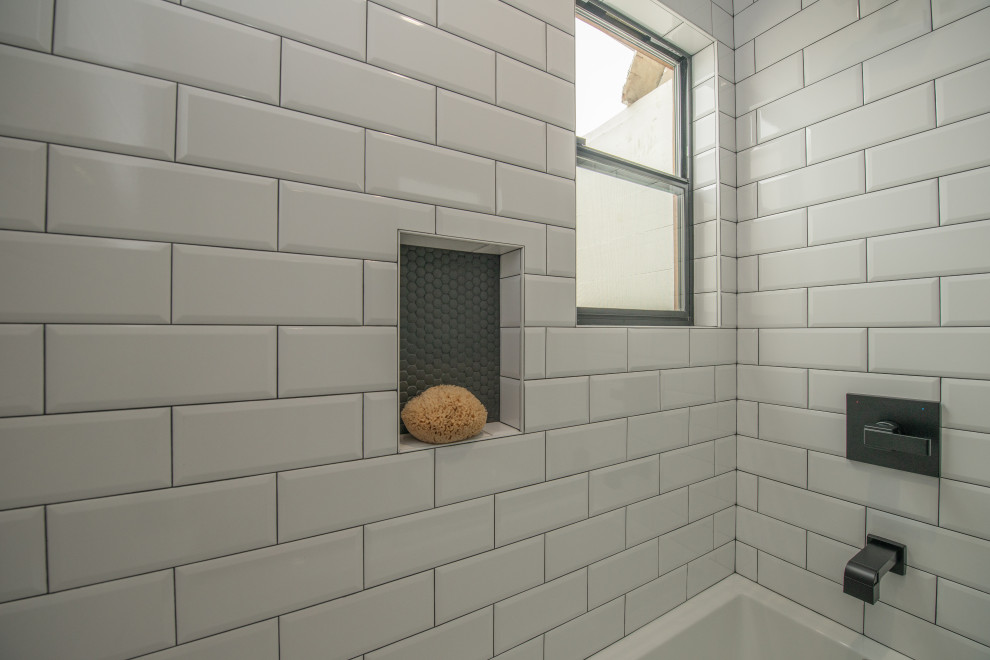 Aménagement d'une salle d'eau contemporaine de taille moyenne avec un placard à porte persienne, des portes de placard blanches, une baignoire en alcôve, un combiné douche/baignoire, WC séparés, un carrelage blanc, un carrelage métro, un mur gris, carreaux de ciment au sol, un lavabo encastré, un plan de toilette en quartz modifié, un sol gris, une cabine de douche à porte battante, un plan de toilette blanc, une niche, meuble double vasque et meuble-lavabo sur pied.