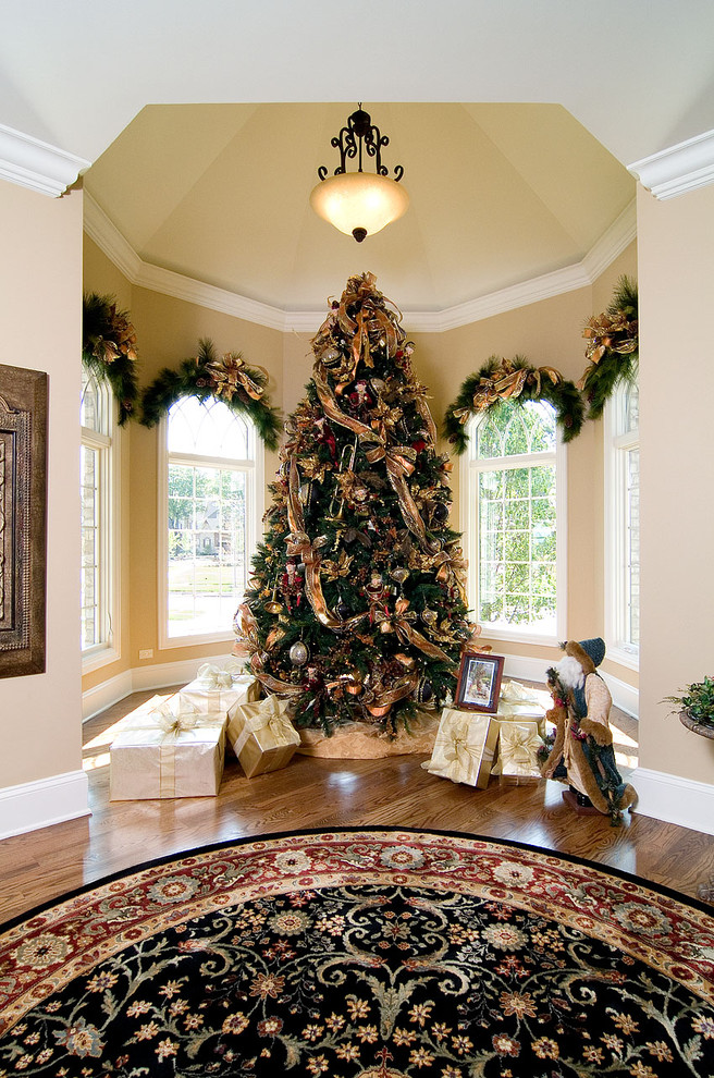 Branche Décorative De Noël Avec Boules Blanches Et Dorées - Pin Artificiel Pour Décoration Sapin, Guirlande Ou Centre De Table - 11