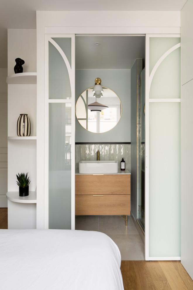 Réalisation d'une petite chambre parentale blanche et bois design avec un mur blanc, parquet clair, un sol beige et verrière.