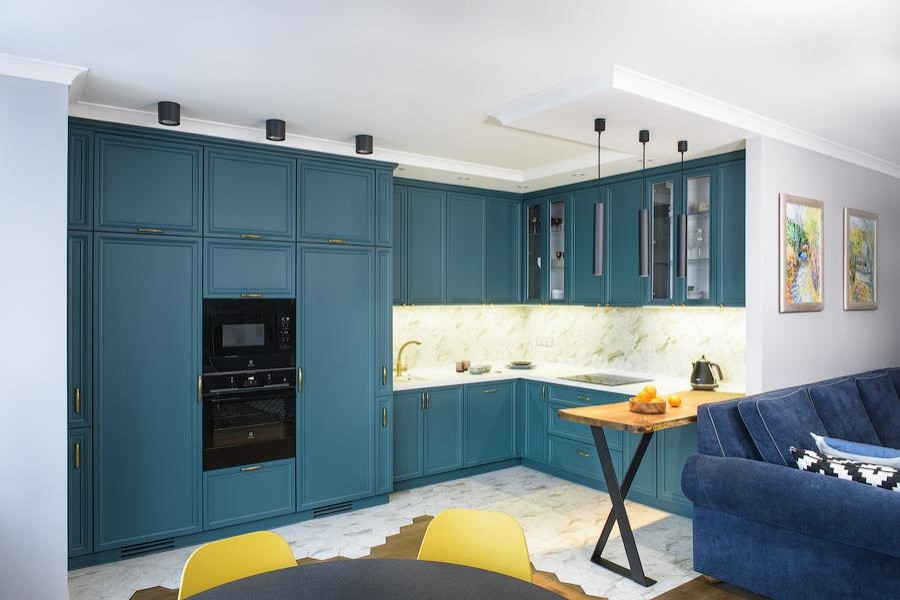 This is an example of a large transitional kitchen in Moscow.