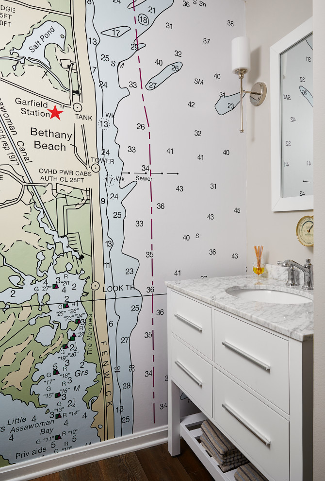 Immagine di una piccola stanza da bagno con doccia costiera con ante bianche, un lavabo, mobile bagno freestanding e carta da parati