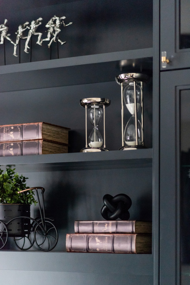 Transitional home design photo in Toronto