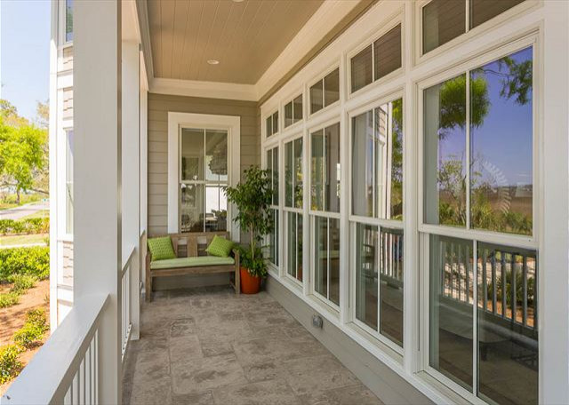 Home design - transitional home design idea in Jacksonville