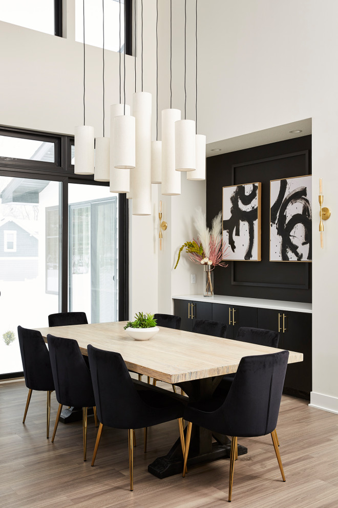 Стильный дизайн: кухня-столовая среднего размера в современном стиле с белыми стенами, полом из винила и коричневым полом - последний тренд