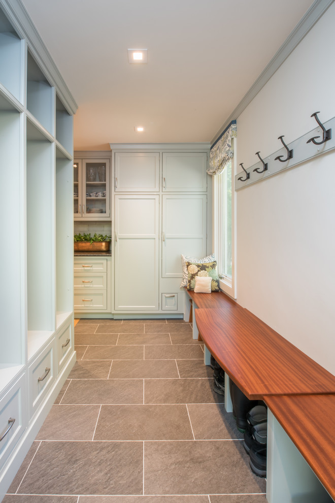 Example of a transitional entryway design in Boston