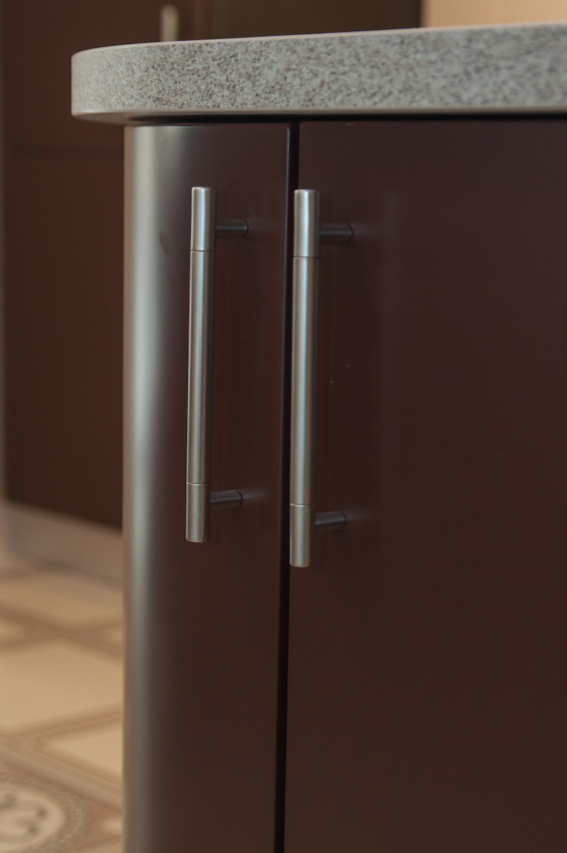 Кухня в бело-шоколадных тонах