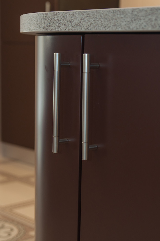 Кухня в бело-шоколадных тонах