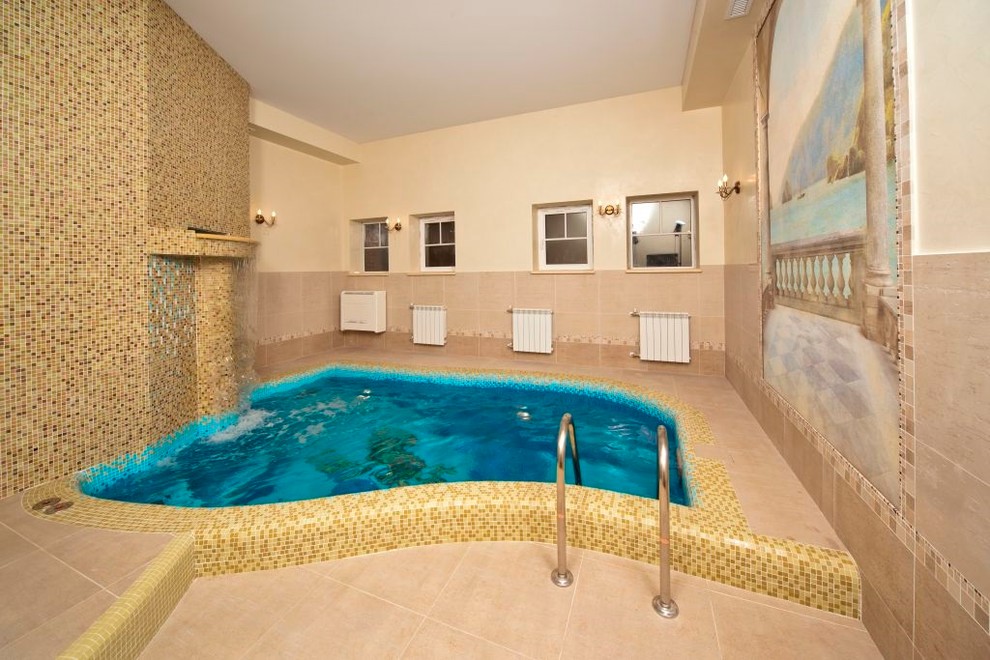 Бассейн в цокольном этаже жилого дома