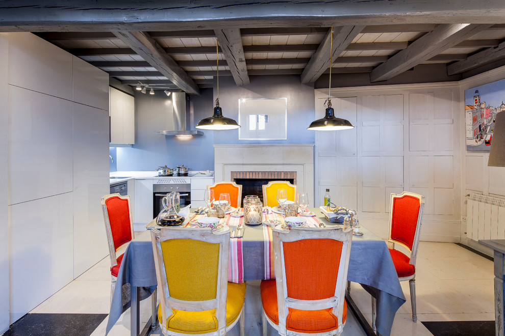 Imagen de comedor clásico renovado grande abierto con paredes blancas, suelo de travertino, todas las chimeneas y marco de chimenea de ladrillo