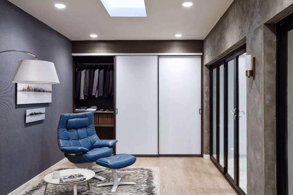 Inspiration for a large contemporary gender-neutral walk-in wardrobe in Moscow with glass-front cabinets, laminate floors and beige floor.