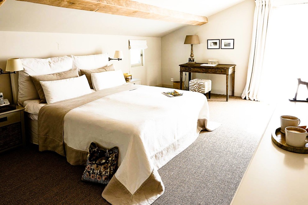 Mittelgroßes Mediterranes Hauptschlafzimmer ohne Kamin mit beiger Wandfarbe und Teppichboden in Hamburg