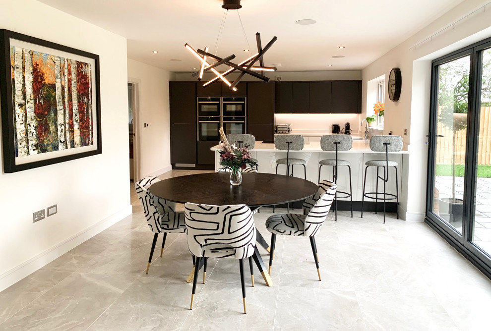 Große Moderne Wohnküche mit weißer Wandfarbe, Porzellan-Bodenfliesen und grauem Boden in Hertfordshire