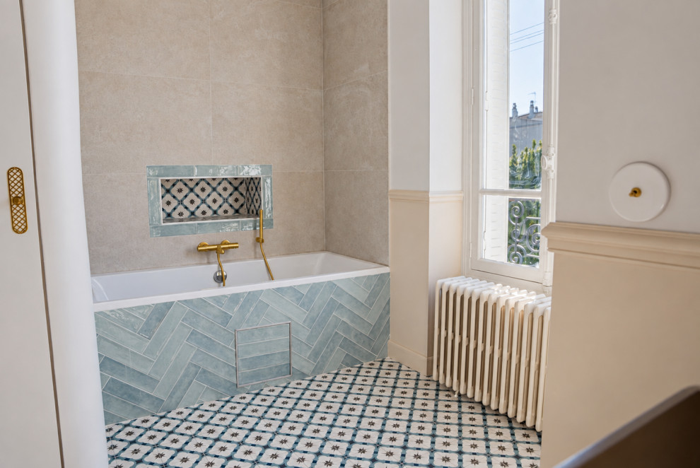 Baignoire, carrelage en chevrons et niche — Après rénovation