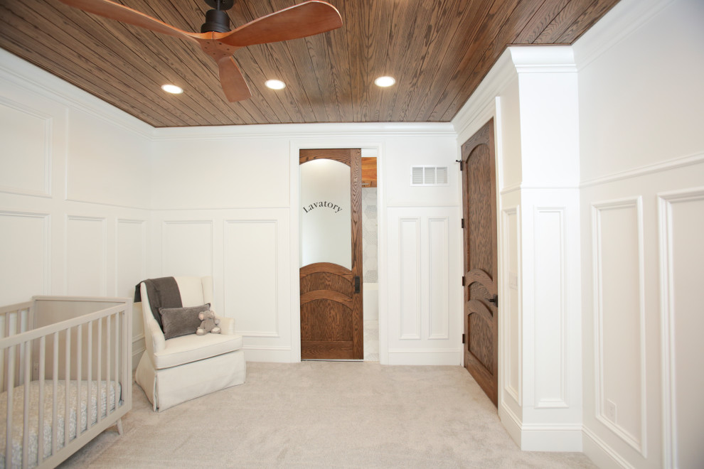 Idée de décoration pour une chambre de bébé neutre tradition avec un mur blanc, moquette et un plafond en lambris de bois.