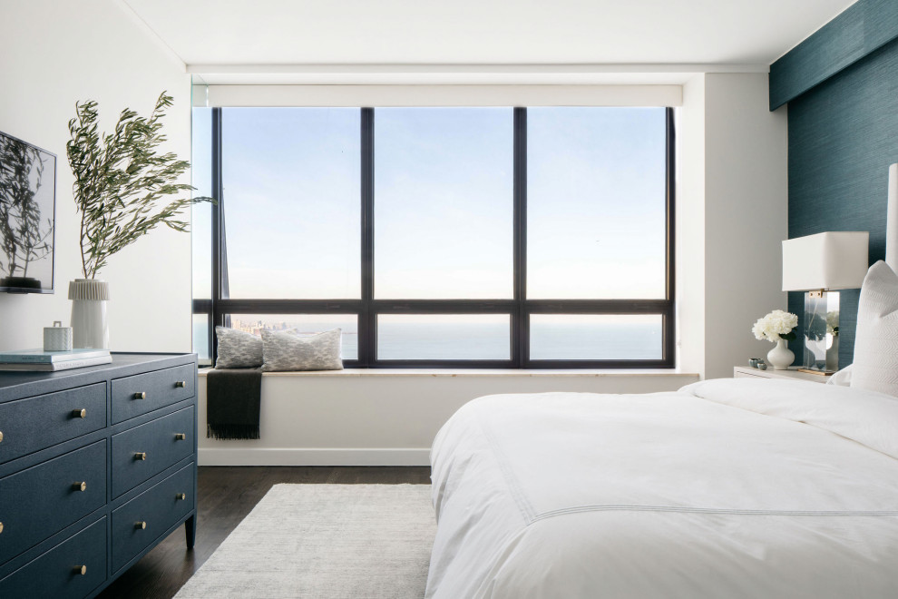 Mittelgroßes Modernes Schlafzimmer mit blauer Wandfarbe, dunklem Holzboden, braunem Boden und vertäfelten Wänden in Chicago