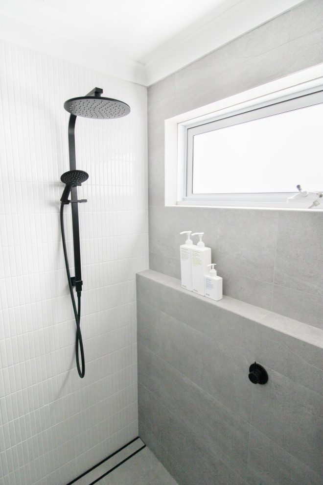 Inspiration för mellanstora moderna vitt badrum för barn, med möbel-liknande, svarta skåp, en öppen dusch, vit kakel, keramikplattor, grå väggar, klinkergolv i porslin, ett fristående handfat, bänkskiva i kvarts, grått golv och med dusch som är öppen