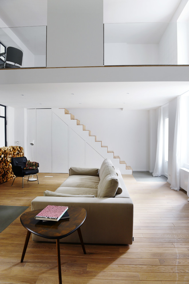 Design ideas for an expansive scandinavian living room in Berlin.