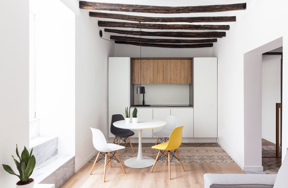 Immagine di una cucina mediterranea con pavimento in cementine e soffitto in legno