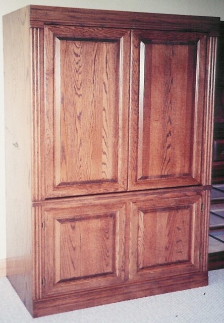 Red Oak Raised Panel Armoire modern-wohnbereich