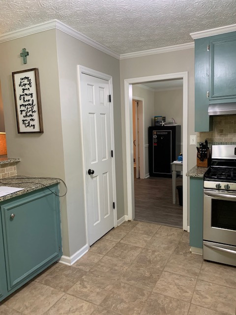 Inspiration for a transitional home design remodel in Atlanta