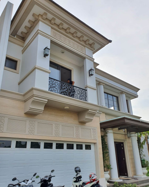 Vinyl Plank Flooring at Dr. Ashis Sachdeva Residance Moderne Façade