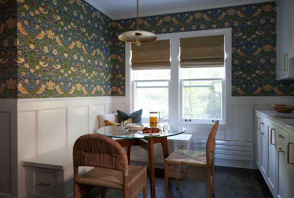 Esempio di un angolo colazione tradizionale di medie dimensioni con pareti gialle, parquet scuro, pavimento marrone e boiserie