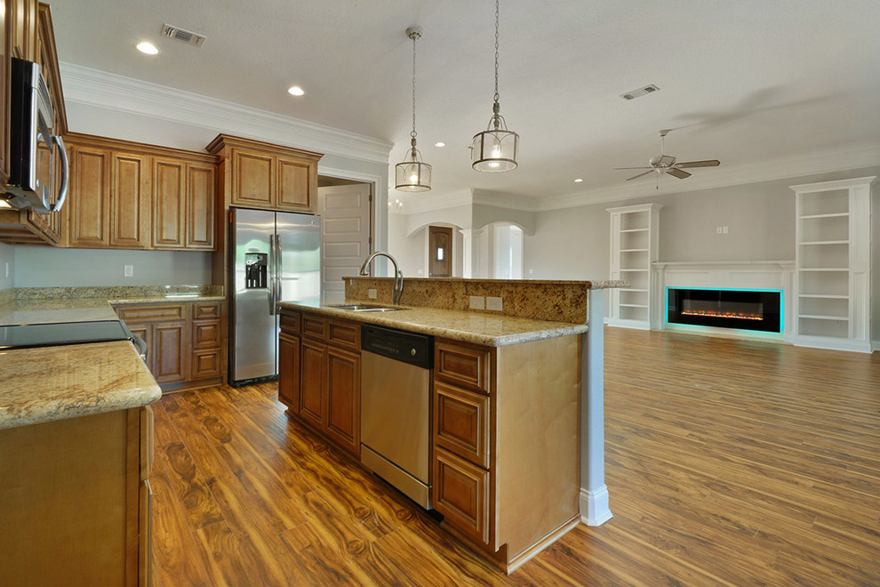 Large transitional home design photo
