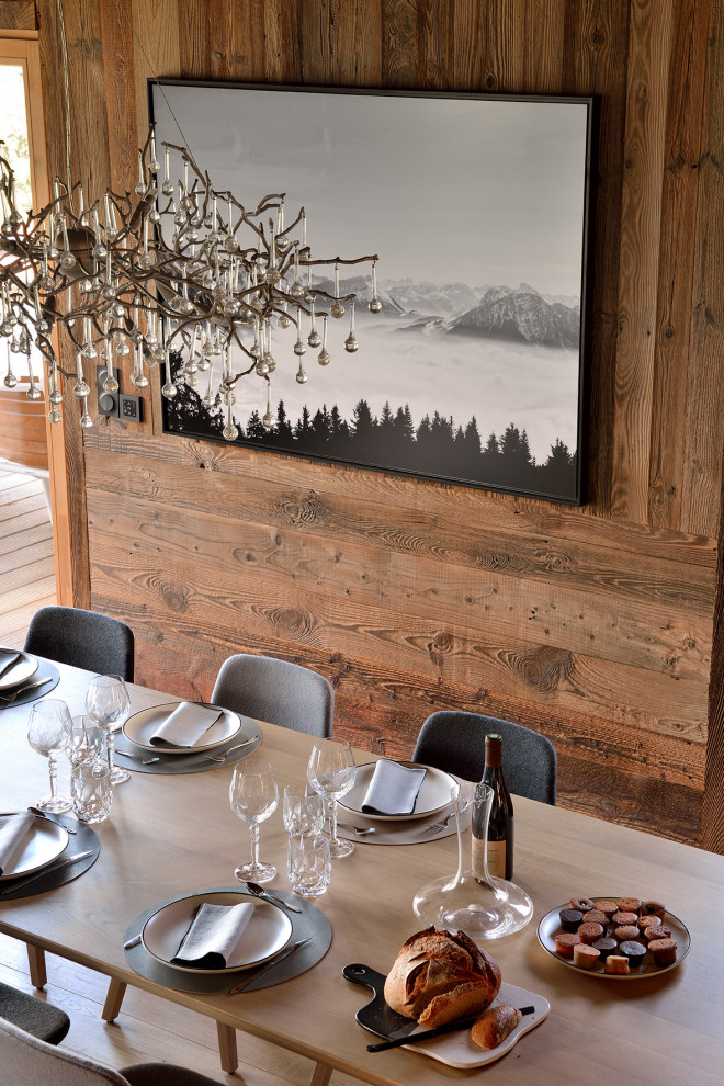 Exemple d'une salle à manger tendance en bois avec parquet clair et poutres apparentes.