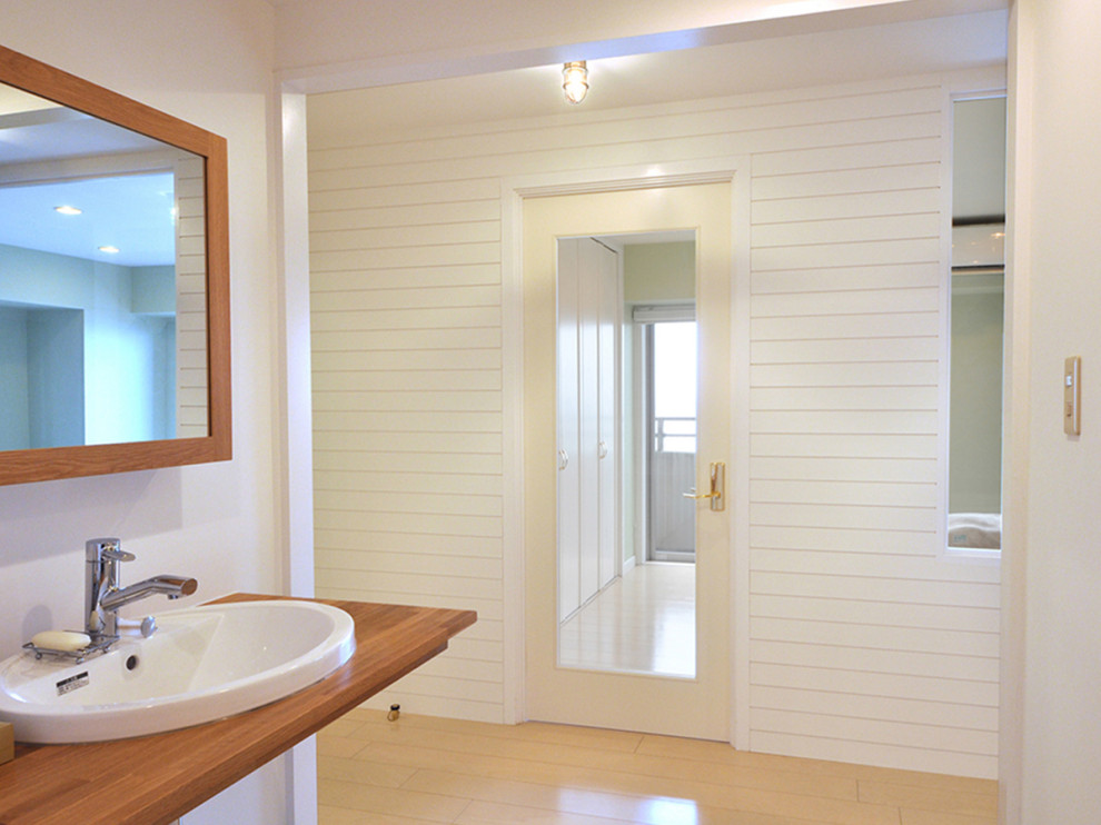 Esempio di un bagno di servizio stile marino di medie dimensioni con pavimento in gres porcellanato e mobile bagno incassato