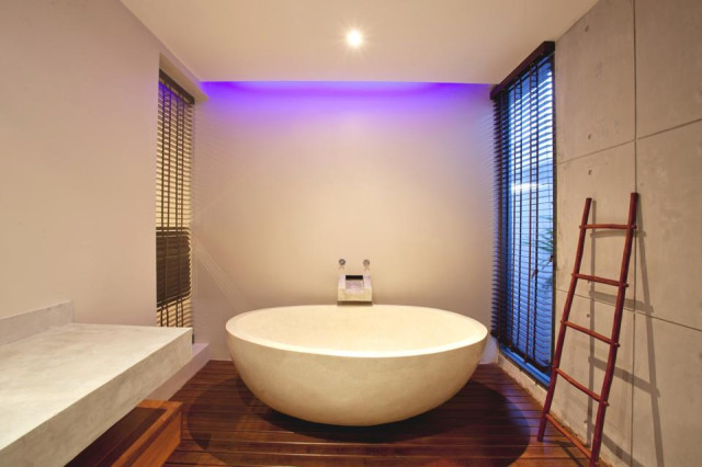 Villa Suksan tropical-bathroom