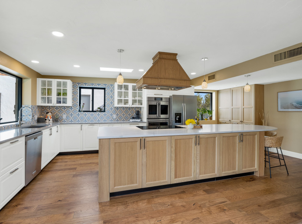 Kitchen - transitional kitchen idea in Phoenix