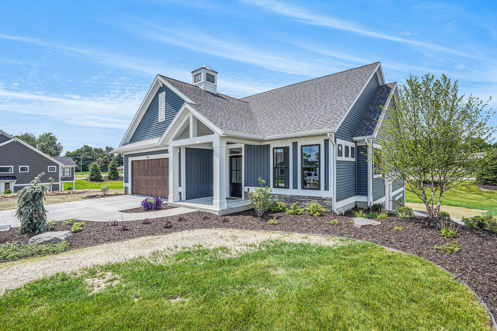 Einstöckiges Klassisches Einfamilienhaus mit Vinylfassade, blauer Fassadenfarbe, Satteldach, Misch-Dachdeckung, grauem Dach und Wandpaneelen in Grand Rapids