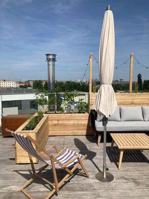 Gro&szlig;e Dachterrasse mit Hochbeeten und Aussendusche deck