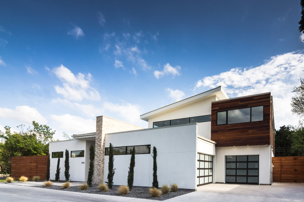 Photo of a modern one-storey stucco white exterior in Dallas.