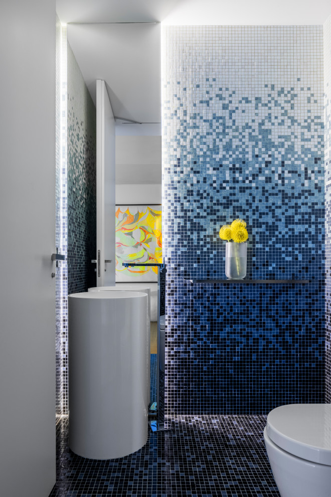 Exempel på ett litet modernt badrum med dusch, med vita skåp, en toalettstol med hel cisternkåpa, blå kakel, mosaik, blå väggar, ett piedestal handfat och blått golv
