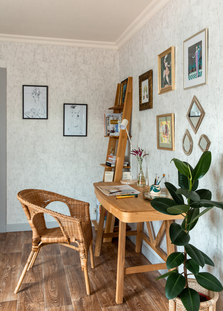 Идея дизайна: маленькая гостиная комната в стиле фьюжн с зоной отдыха и обоями на стенах для на участке и в саду