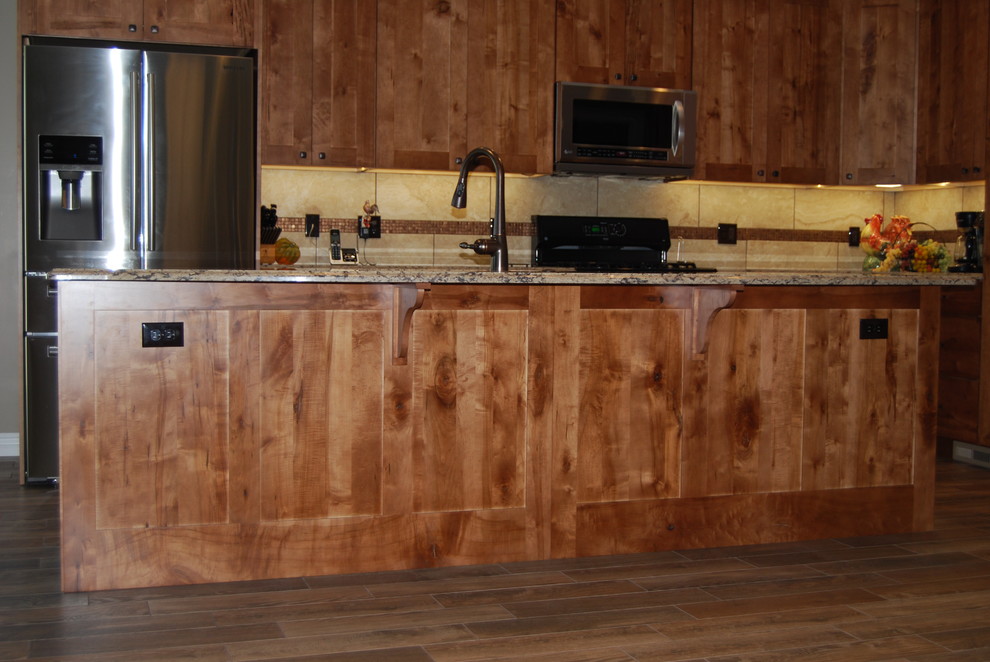 Example of a mid-sized mountain style l-shaped porcelain tile and brown floor eat-in kitchen design with an undermount sink, medium tone wood cabinets, beige backsplash, porcelain backsplash, an island, shaker cabinets, quartz countertops and stainless steel appliances
