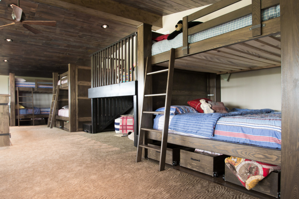 Foto de dormitorio infantil rural con paredes blancas, moqueta y suelo marrón